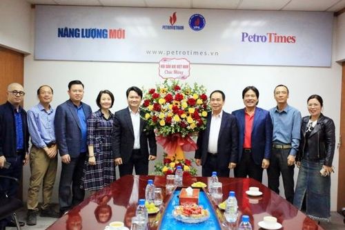 Lãnh đạo Hội Dầu khí Việt Nam chúc mừng Tạp chí Năng lượng Mới nhân kỷ niệm 13 năm thành lập