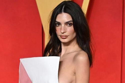 Mỹ nhân 33 tuổi ngăn pha lộ ngực trên thảm đỏ tiệc hậu Oscar 2024