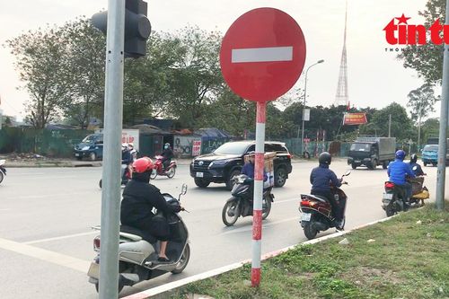 Lũ lượt đi ngược chiều bất chấp nguy hiểm trên Đại lộ Thăng Long