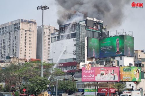 Hà Nội: Dập tắt đám cháy trên tầng thượng tòa nhà lớn ở Xã Đàn