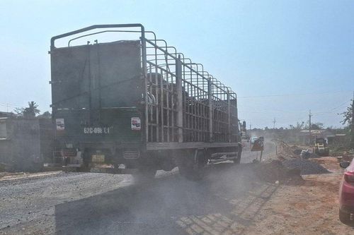 Gia Lai: Quốc lộ 19 thi công, bụi 'mù trời'