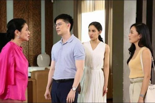 Vừa thấy người yêu của anh trai tôi, mẹ tôi đã giận dữ gọi bác giúp việc ra rồi đuổi thẳng