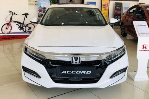 Honda Accord giảm giá 'sập sàn', quyết đua doanh số với Toyota Camry