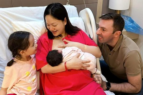 Vừa sinh con, Lan Phương bật khóc khi chứng kiến hành động này của chồng Tây