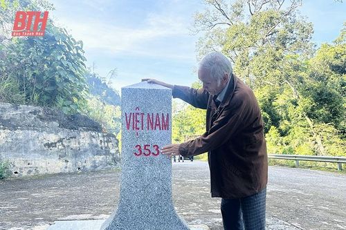 'Cột mốc sống' nơi biên cương