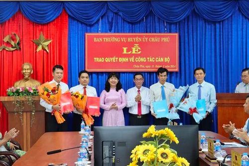 Ban Thường vụ Huyện ủy Châu Phú trao quyết định điều động, bổ nhiệm 4 cán bộ