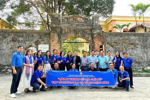 Chi đoàn cơ sở Trung tâm Xúc tiến Thương mại và Đầu tư An Giang hành trình về 'địa chỉ đỏ' ở Sơn La