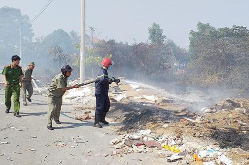 Tránh vi phạm pháp luật khi đốt cỏ, rác thiếu kiểm soát