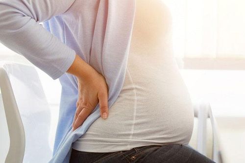Bác sĩ trả lời: Làm sao để em bé quay đầu?