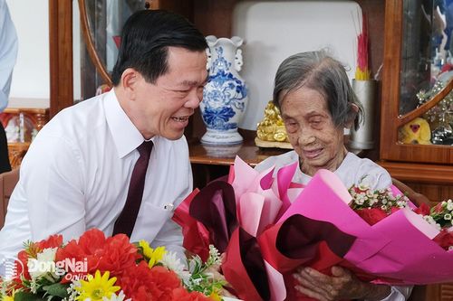 Bí thư Tỉnh ủy Nguyễn Hồng Lĩnh thăm cụ bà cao tuổi nhất Việt Nam