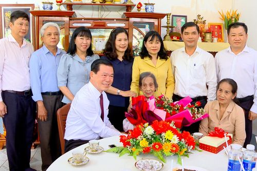 Bí thư Tỉnh ủy Nguyễn Hồng Lĩnh thăm cụ bà 119 tuổi tại Đồng Nai