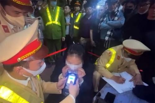 Phạt tiền, tước bằng nữ tài xế vi phạm nồng độ cồn trong vụ việc ở phố Trần Cung