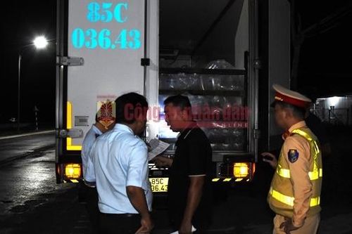 Phát hiện 2 xe tải vận chuyển gần 1,5 triệu con tôm giống chưa qua kiểm dịch