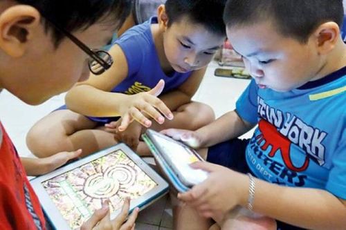 Nghiện smartphone, nhiều trẻ nhập viện vì đau khớp tay