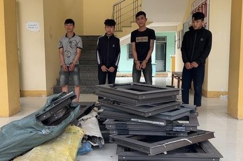 Bắt nhóm chuyên trộm cửa nhôm trong nghĩa địa