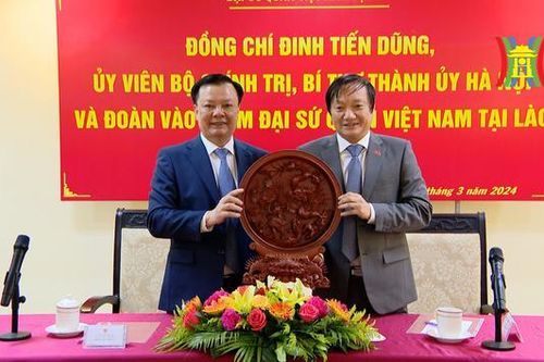 Bí thư Thành ủy thăm đại sứ quán Việt Nam tại Lào