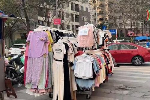 Hàng loạt vi phạm lòng đường vỉa hè tại phường Hoàng Liệt