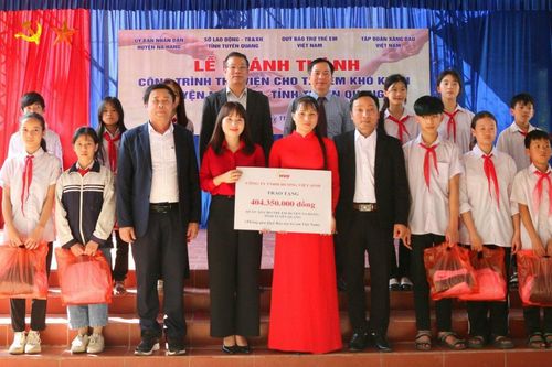 Tặng thư viện cho trẻ em khó khăn tỉnh Tuyên Quang