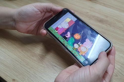 Cảnh báo trẻ bị đau khớp ngón tay, cổ tay do nghiện smartphone