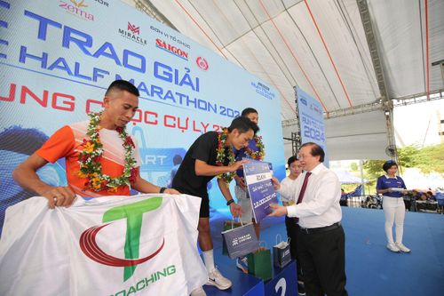 Chạy để gây quỹ 'Thắp sáng niềm tin - Vượt khó đến trường'