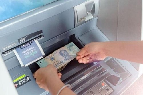 Ra ngân hàng gửi tiền mặt vào thẻ ATM có bị mất phí?