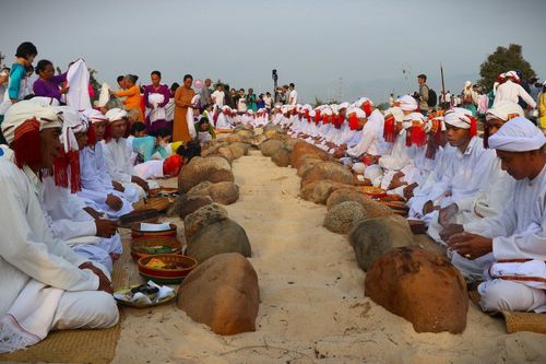 Độc đáo lễ tảo mộ tại nghĩa trang đá của người Chăm ở Ninh Thuận