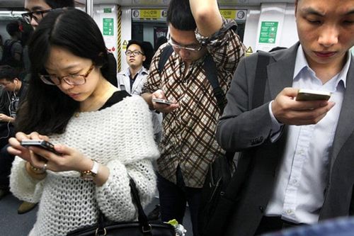Trung Quốc xem xét đưa 'giờ làm thêm online vô hình' vào luật