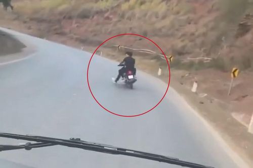 Khởi tố 2 'quái xế' đi xe máy lạng lách, tạt đầu ô tô trên quốc lộ