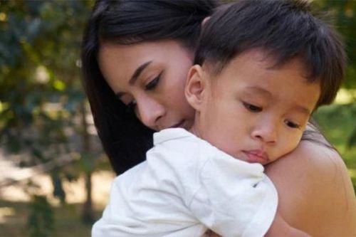 Vợ chồng anh tôi lấy nhau 10 năm chưa có con, thế mà ngày về thăm quê chị dâu dắt theo đứa nhỏ 3 tuổi