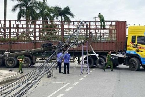 Ô tô kéo ngã 4 trụ điện, 300 hộ dân kêu trời vì mất điện kéo dài