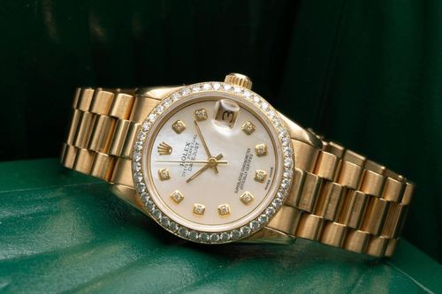Rolex hoãn tăng giá bán lẻ