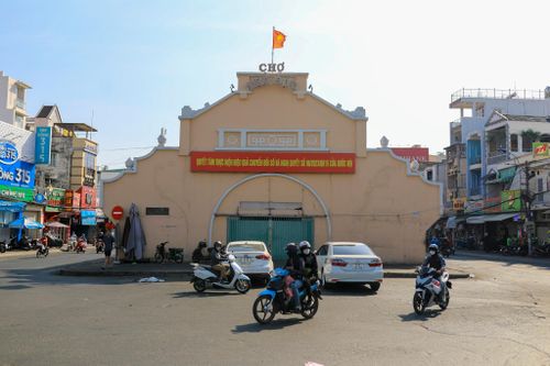 Phí thuê sạp tăng gấp 3, tiểu thương chợ Thủ Đức đứng ngồi không yên