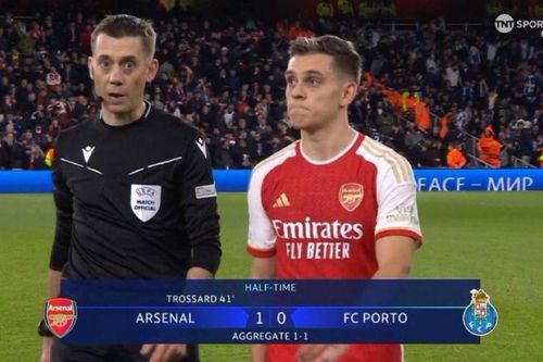Hình ảnh gây sốt của người hùng Arsenal