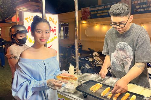 Xếp hàng gần nửa tiếng mua phô mai sữa nướng 'hot trend' tại TP.HCM