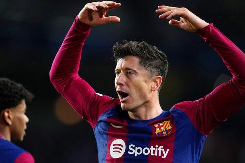 Lewandowski ghi bàn, Barcelona 'thổi văng' Napoli để đi tiếp ở Cúp C1; sao trẻ 17 tuổi đi vào lịch sử CLB
