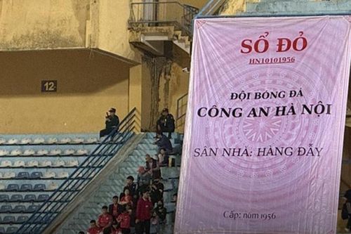 CĐV CAHN treo băng rôn theo phong cách độc lạ ở SVĐ Hàng Đẫy, nhưng đã bị buộc phải gỡ bỏ