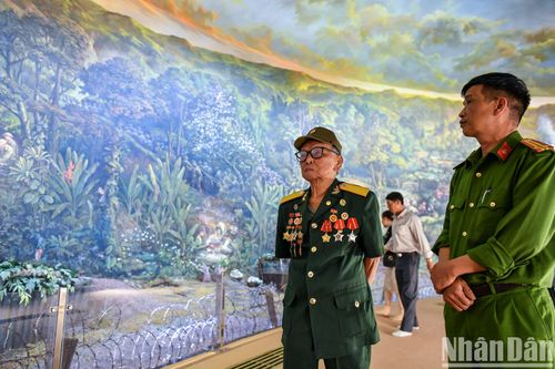 Cựu chiến binh, du khách xúc động xem tranh Panorama tái hiện Chiến dịch Điện Biên Phủ
