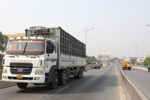 Điều tra vụ tai nạn khiến 2 người chết trên cầu vượt Quốc lộ 1A