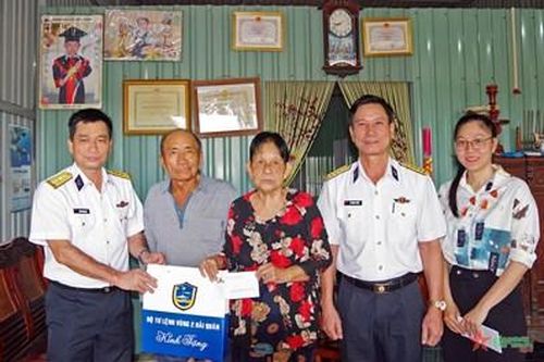 Vùng 2 Hải quân thăm, tặng quà gia đình chính sách