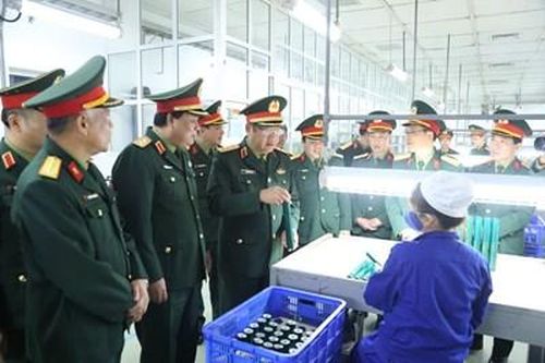 Thượng tướng Phạm Hoài Nam làm việc tại Nhà máy Z121
