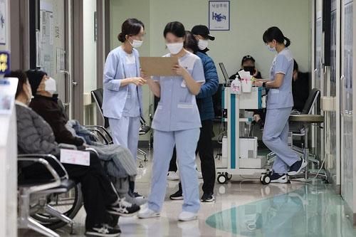 Hàn Quốc tìm lời giải cho cuộc khủng hoảng ngành y
