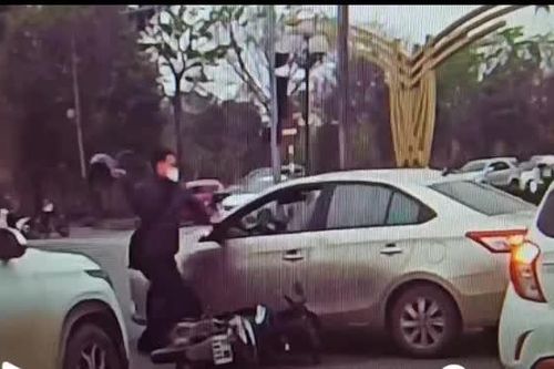Người đàn ông đập vỡ kính ôtô sau va chạm giao thông