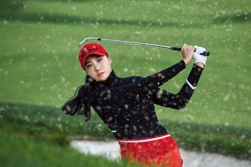 Nữ golf thủ Hàn Quốc khoe đường cong đẹp như người mẫu