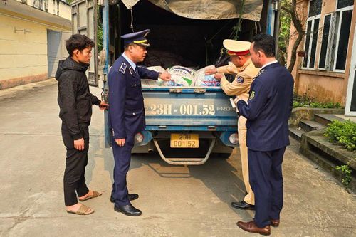 Bắt giữ xe tải chở gần 1,4 tấn mỡ lợn không rõ nguồn gốc