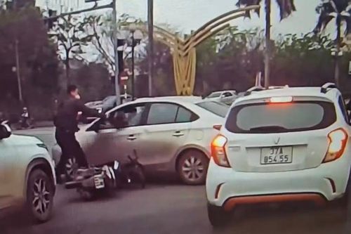 Nam thanh niên đập vỡ kính ô tô 'đối phương' sau khi va chạm xe