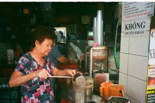 Quán cà phê 70 năm chưa tắt lửa ở TPHCM lên báo Mỹ