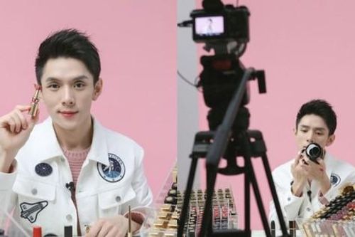 Trung Quốc: Phụ nữ mua hoa và cây, nam giới chuộng mỹ phẩm