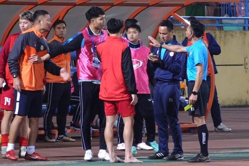 Ban huấn luyện Hà Tĩnh phản ứng dữ dội với trọng tài trong trận thua 1-2 Hà Nội