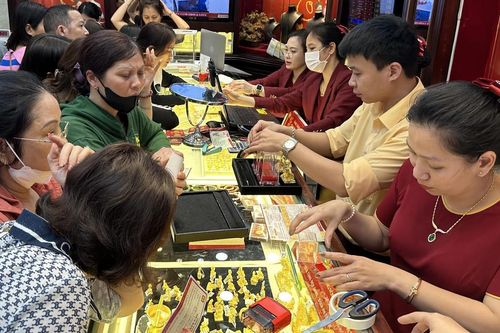 Giá vàng nhẫn tăng cao phi lý, dân vẫn ham đu đỉnh, nhà buôn 'cháy hàng'