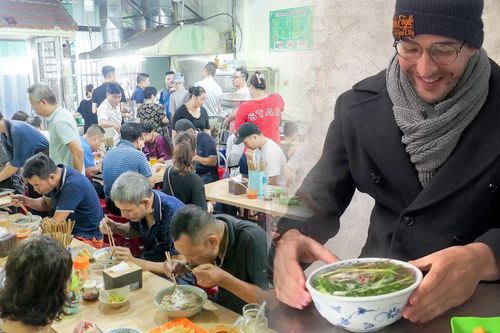 Khách Tây khoe ăn 'tô phở ngon nhất Hà Nội', húp cạn đến giọt nước cuối cùng